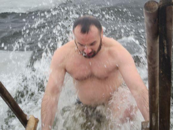 Мокрі, голі і веселі: як хмельничани стрибали в ополонку (ФОТО) на сайті vsim.ua Мокрі, голі і веселі: як хмельничани стрибали в ополонку (ФОТО), фото №19 на сайті vsim.ua