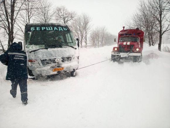 На Вінниччині у снігу застрягло 15 автомобілів та два автобуси з пасажирами, фото №1 на сайті 20minut.ua