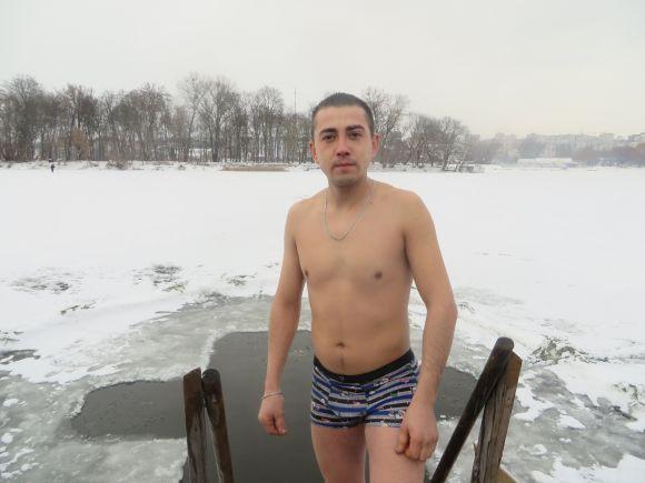 Мокрі, голі і веселі: як хмельничани стрибали в ополонку (ФОТО) на сайті vsim.ua Мокрі, голі і веселі: як хмельничани стрибали в ополонку (ФОТО), фото №5 на сайті vsim.ua