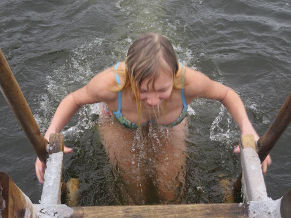 Мокрі, голі і веселі: як хмельничани стрибали в ополонку (ФОТО) на сайті vsim.ua Мокрі, голі і веселі: як хмельничани стрибали в ополонку (ФОТО), фото №12 на сайті vsim.ua