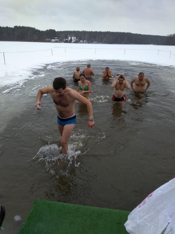 Житомиряни святкують Водохреща та купаються в освяченому Тетереві: фоторепортаж на сайті 20minut.ua Житомиряни святкують Водохреща та купаються в освяченому Тетереві: фоторепортаж, фото №6 на сайті 20minut.ua