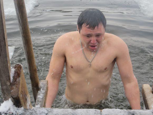 Мокрі, голі і веселі: як хмельничани стрибали в ополонку (ФОТО) на сайті vsim.ua Мокрі, голі і веселі: як хмельничани стрибали в ополонку (ФОТО), фото №3 на сайті vsim.ua