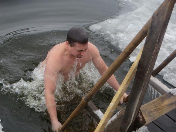 Мокрі, голі і веселі: як хмельничани стрибали в ополонку (ФОТО) на сайті vsim.ua Мокрі, голі і веселі: як хмельничани стрибали в ополонку (ФОТО), фото №21 на сайті vsim.ua