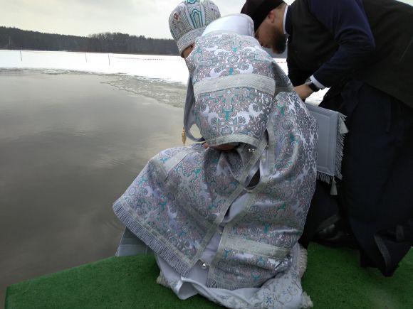 Житомиряни святкують Водохреща та купаються в освяченому Тетереві: фоторепортаж на сайті 20minut.ua Житомиряни святкують Водохреща та купаються в освяченому Тетереві: фоторепортаж, фото №5 на сайті 20minut.ua