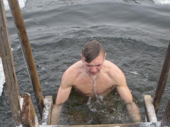 Мокрі, голі і веселі: як хмельничани стрибали в ополонку (ФОТО) на сайті vsim.ua Мокрі, голі і веселі: як хмельничани стрибали в ополонку (ФОТО), фото №10 на сайті vsim.ua