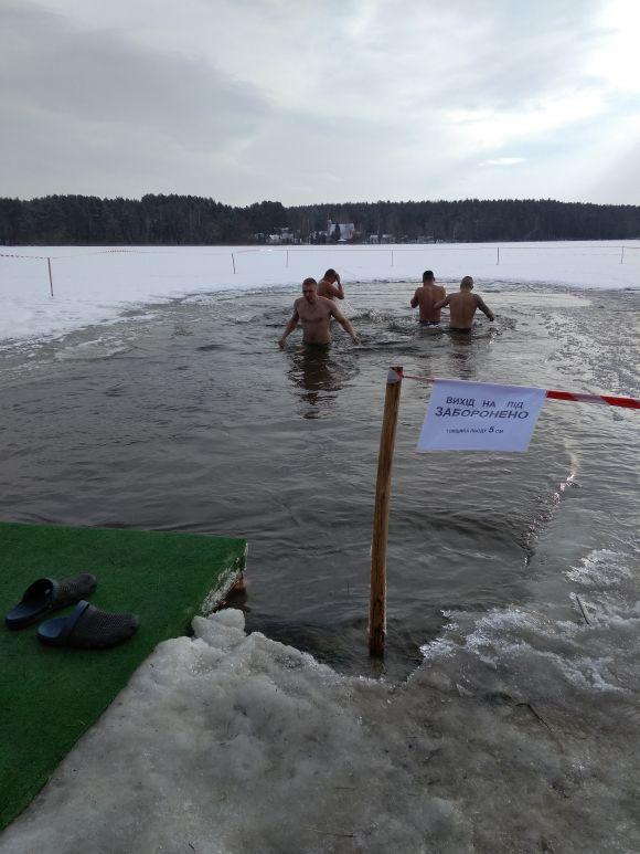 Житомиряни святкують Водохреща та купаються в освяченому Тетереві: фоторепортаж на сайті 20minut.ua Житомиряни святкують Водохреща та купаються в освяченому Тетереві: фоторепортаж, фото №9 на сайті 20minut.ua