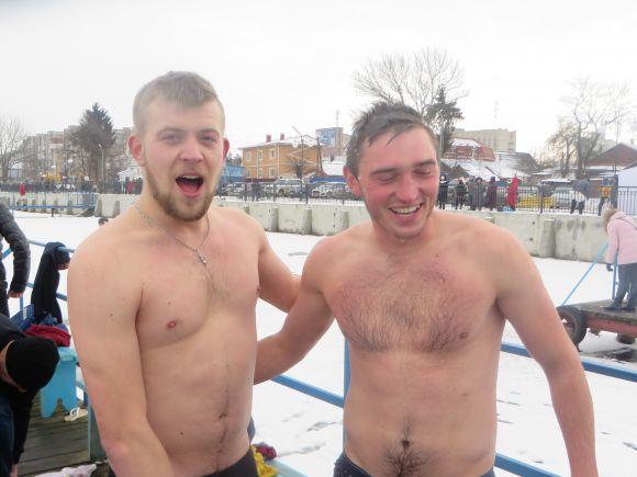 Мокрі, голі і веселі: як хмельничани стрибали в ополонку (ФОТО) на сайті vsim.ua Мокрі, голі і веселі: як хмельничани стрибали в ополонку (ФОТО), фото №23 на сайті vsim.ua