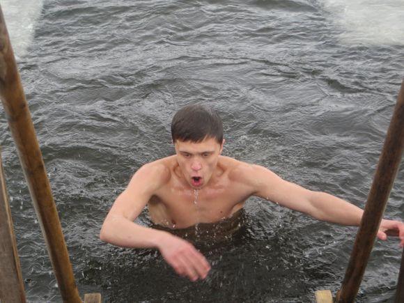 Мокрі, голі і веселі: як хмельничани стрибали в ополонку (ФОТО) на сайті vsim.ua Мокрі, голі і веселі: як хмельничани стрибали в ополонку (ФОТО), фото №26 на сайті vsim.ua