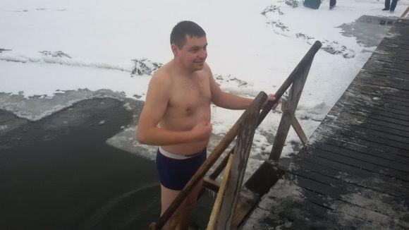 Водохреща у Хмельницькому: біля ополонок вже збираються люди, після купання п’ють безкоштовний чай на сайті vsim.ua Водохреща у Хмельницькому: біля ополонок вже збираються люди, після купання п’ють безкоштовний чай, фото №4 на сайті vsim.ua