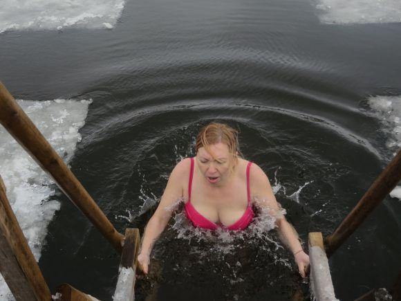Мокрі, голі і веселі: як хмельничани стрибали в ополонку (ФОТО) на сайті vsim.ua Мокрі, голі і веселі: як хмельничани стрибали в ополонку (ФОТО), фото №25 на сайті vsim.ua