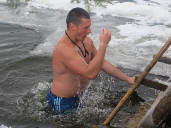 Мокрі, голі і веселі: як хмельничани стрибали в ополонку (ФОТО) на сайті vsim.ua Мокрі, голі і веселі: як хмельничани стрибали в ополонку (ФОТО), фото №27 на сайті vsim.ua