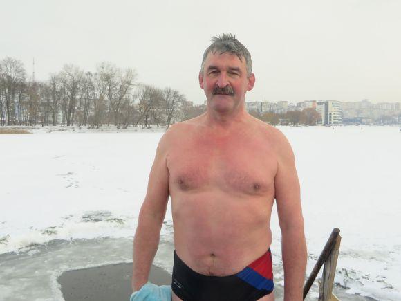 Мокрі, голі і веселі: як хмельничани стрибали в ополонку (ФОТО) на сайті vsim.ua Мокрі, голі і веселі: як хмельничани стрибали в ополонку (ФОТО), фото №7 на сайті vsim.ua