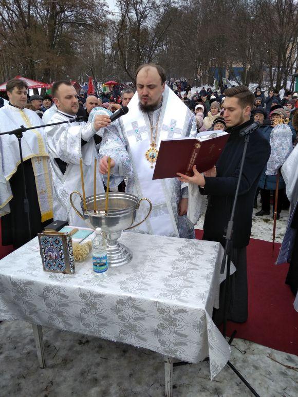 Житомиряни святкують Водохреща та купаються в освяченому Тетереві: фоторепортаж на сайті 20minut.ua Житомиряни святкують Водохреща та купаються в освяченому Тетереві: фоторепортаж, фото №2 на сайті 20minut.ua