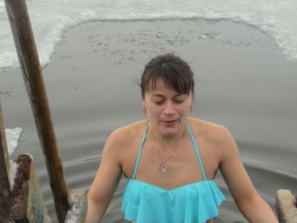 Мокрі, голі і веселі: як хмельничани стрибали в ополонку (ФОТО) на сайті vsim.ua Мокрі, голі і веселі: як хмельничани стрибали в ополонку (ФОТО), фото №4 на сайті vsim.ua