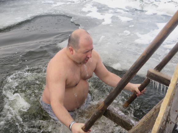 Мокрі, голі і веселі: як хмельничани стрибали в ополонку (ФОТО) на сайті vsim.ua Мокрі, голі і веселі: як хмельничани стрибали в ополонку (ФОТО), фото №8 на сайті vsim.ua