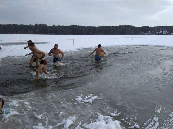 Житомиряни святкують Водохреща та купаються в освяченому Тетереві: фоторепортаж на сайті 20minut.ua Житомиряни святкують Водохреща та купаються в освяченому Тетереві: фоторепортаж, фото №8 на сайті 20minut.ua