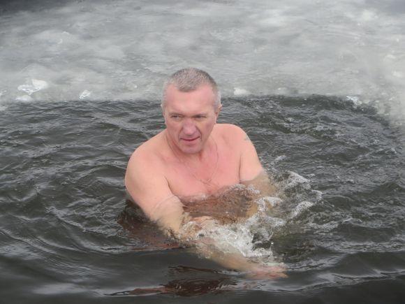 Мокрі, голі і веселі: як хмельничани стрибали в ополонку (ФОТО) на сайті vsim.ua Мокрі, голі і веселі: як хмельничани стрибали в ополонку (ФОТО), фото №24 на сайті vsim.ua