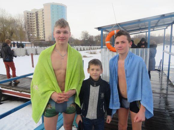 Мокрі, голі і веселі: як хмельничани стрибали в ополонку (ФОТО) на сайті vsim.ua Мокрі, голі і веселі: як хмельничани стрибали в ополонку (ФОТО), фото №11 на сайті vsim.ua