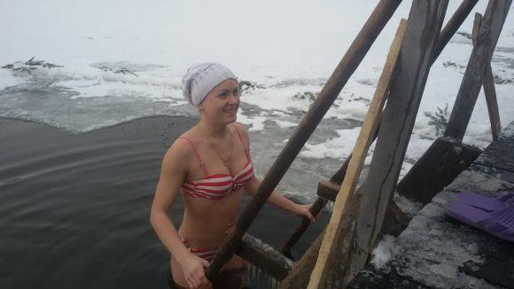 Мокрі, голі і веселі: як хмельничани стрибали в ополонку (ФОТО) на сайті vsim.ua Мокрі, голі і веселі: як хмельничани стрибали в ополонку (ФОТО), фото №6 на сайті vsim.ua