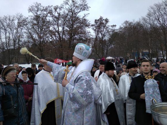 Житомиряни святкують Водохреща та купаються в освяченому Тетереві: фоторепортаж на сайті 20minut.ua Житомиряни святкують Водохреща та купаються в освяченому Тетереві: фоторепортаж, фото №4 на сайті 20minut.ua