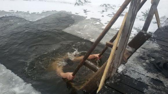 Водохреща у Хмельницькому: біля ополонок вже збираються люди, після купання п’ють безкоштовний чай на сайті vsim.ua Водохреща у Хмельницькому: біля ополонок вже збираються люди, після купання п’ють безкоштовний чай, фото №3 на сайті vsim.ua