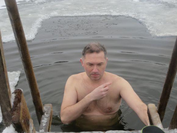 Мокрі, голі і веселі: як хмельничани стрибали в ополонку (ФОТО) на сайті vsim.ua Мокрі, голі і веселі: як хмельничани стрибали в ополонку (ФОТО), фото №9 на сайті vsim.ua