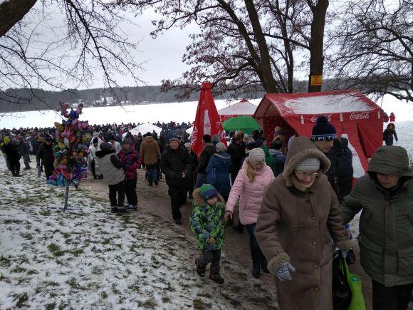 Житомиряни святкують Водохреща та купаються в освяченому Тетереві: фоторепортаж на сайті 20minut.ua Житомиряни святкують Водохреща та купаються в освяченому Тетереві: фоторепортаж, фото №15 на сайті 20minut.ua