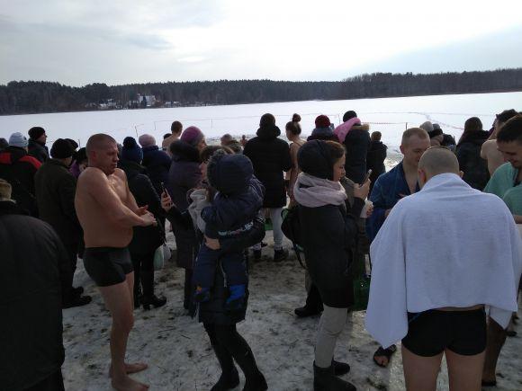 Житомиряни святкують Водохреща та купаються в освяченому Тетереві: фоторепортаж на сайті 20minut.ua Житомиряни святкують Водохреща та купаються в освяченому Тетереві: фоторепортаж, фото №12 на сайті 20minut.ua