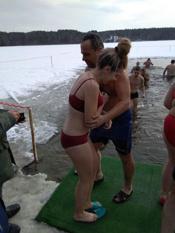 Житомиряни святкують Водохреща та купаються в освяченому Тетереві: фоторепортаж на сайті 20minut.ua Житомиряни святкують Водохреща та купаються в освяченому Тетереві: фоторепортаж, фото №11 на сайті 20minut.ua