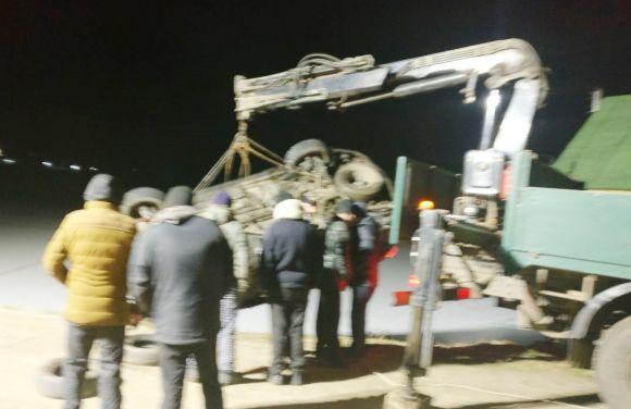 На "Тропіканці" в озері втопили "Хюндай" за півмільйона гривень. Діставали краном на сайті 20minut.ua На "Тропіканці" в озері втопили "Хюндай" за півмільйона гривень. Діставали краном, фото №4 на сайті 20minut.ua