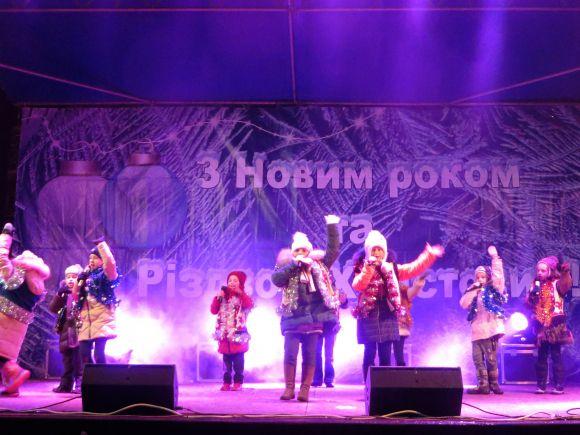 Завершення новорічно-різдвяних гулянь: головну ялинку Хмельницького закривали місцеві артисти на сайті vsim.ua Завершення новорічно-різдвяних гулянь: головну ялинку Хмельницького закривали місцеві артисти, фото №1 на сайті vsim.ua