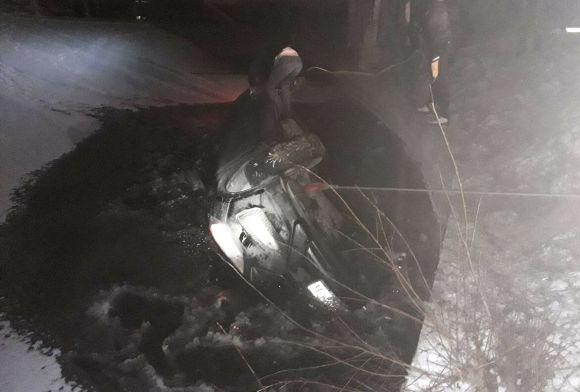 На "Тропіканці" в озері втопили "Хюндай" за півмільйона гривень. Діставали краном на сайті 20minut.ua На "Тропіканці" в озері втопили "Хюндай" за півмільйона гривень. Діставали краном, фото №2 на сайті 20minut.ua