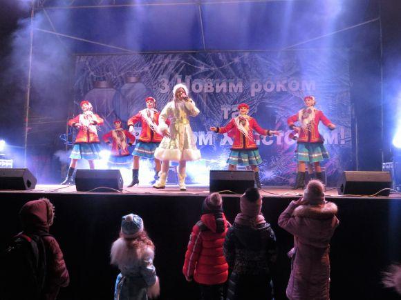 Завершення новорічно-різдвяних гулянь: головну ялинку Хмельницького закривали місцеві артисти на сайті vsim.ua Завершення новорічно-різдвяних гулянь: головну ялинку Хмельницького закривали місцеві артисти, фото №2 на сайті vsim.ua
