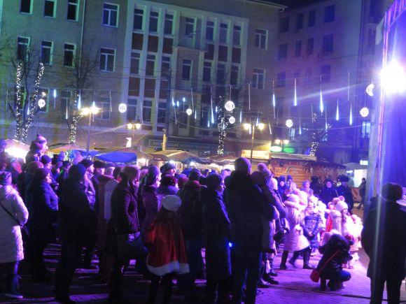 Завершення новорічно-різдвяних гулянь: головну ялинку Хмельницького закривали місцеві артисти на сайті vsim.ua Завершення новорічно-різдвяних гулянь: головну ялинку Хмельницького закривали місцеві артисти, фото №4 на сайті vsim.ua