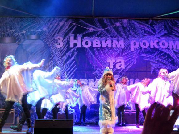 Завершення новорічно-різдвяних гулянь: головну ялинку Хмельницького закривали місцеві артисти на сайті vsim.ua Завершення новорічно-різдвяних гулянь: головну ялинку Хмельницького закривали місцеві артисти, фото №3 на сайті vsim.ua