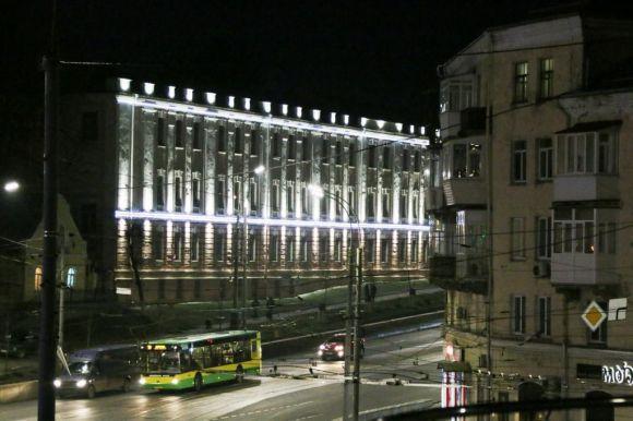 У центрі Вінниці столітню школу обладнали підсвіткою на сайті 20minut.ua У центрі Вінниці столітню школу обладнали підсвіткою, фото №5 на сайті 20minut.ua