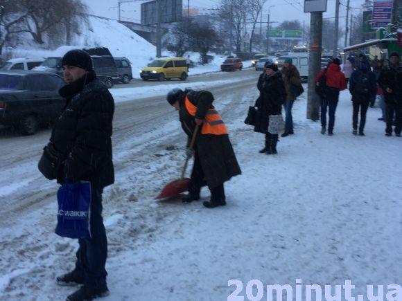 Тернопіль стоїть в заторах через сильний снігопад, фото №2 на сайті 20minut.ua