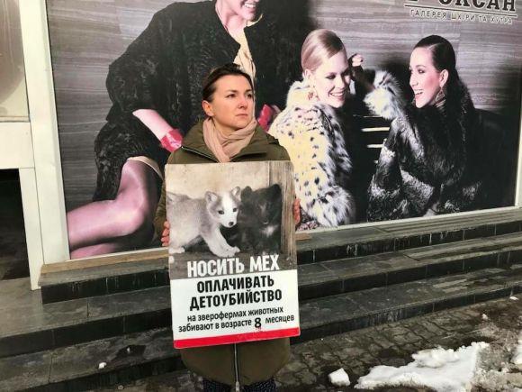 «Криваве жлобство» у Вінниці: активісти провели акцію проти хутряної промисловості, фото №3 на сайті 20minut.ua