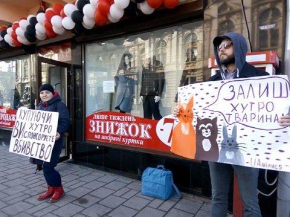 «Криваве жлобство» у Вінниці: активісти провели акцію проти хутряної промисловості, фото №9 на сайті 20minut.ua