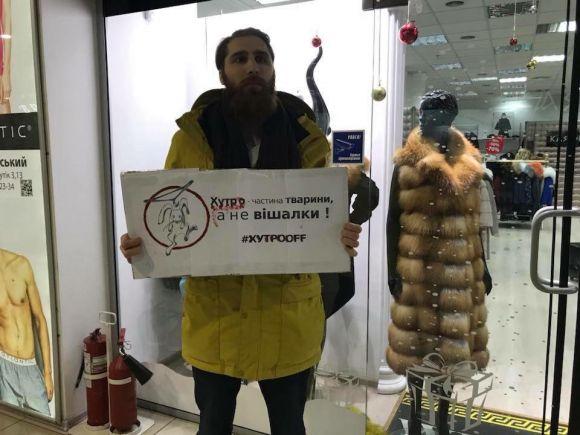 «Криваве жлобство» у Вінниці: активісти провели акцію проти хутряної промисловості, фото №12 на сайті 20minut.ua