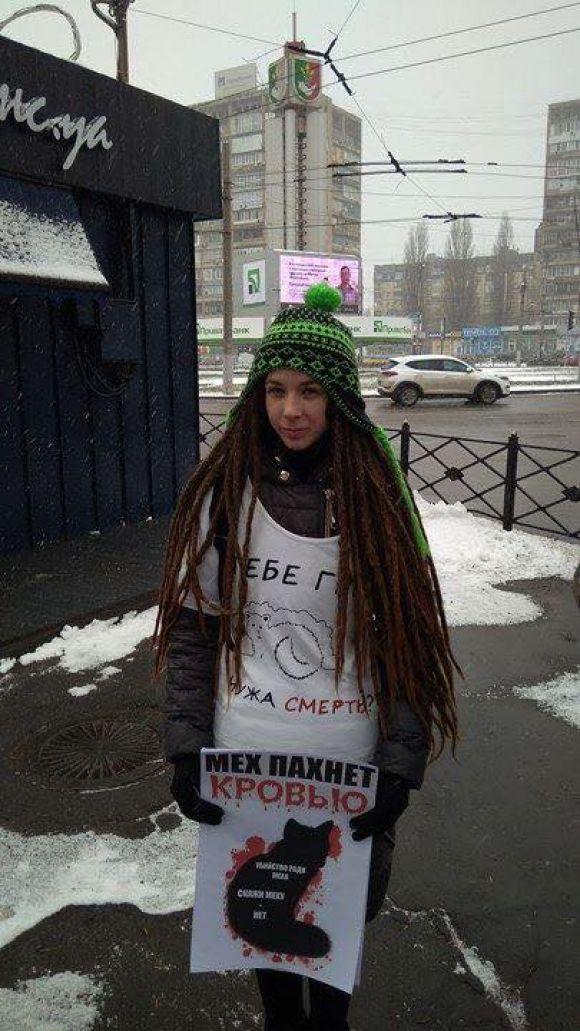 «Криваве жлобство» у Вінниці: активісти провели акцію проти хутряної промисловості, фото №8 на сайті 20minut.ua