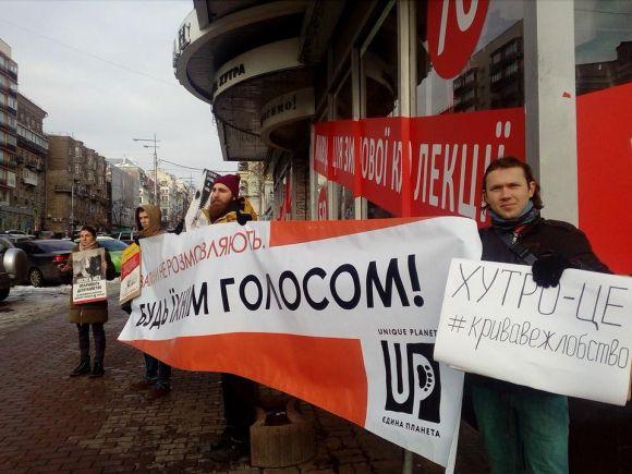 «Криваве жлобство» у Вінниці: активісти провели акцію проти хутряної промисловості, фото №11 на сайті 20minut.ua