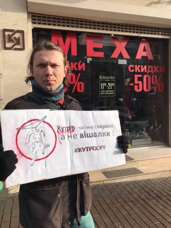 «Криваве жлобство» у Вінниці: активісти провели акцію проти хутряної промисловості, фото №16 на сайті 20minut.ua