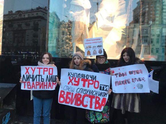 «Криваве жлобство» у Вінниці: активісти провели акцію проти хутряної промисловості, фото №10 на сайті 20minut.ua