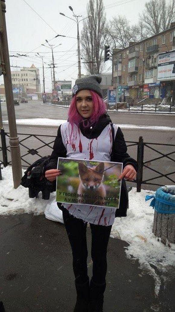 «Криваве жлобство» у Вінниці: активісти провели акцію проти хутряної промисловості, фото №5 на сайті 20minut.ua