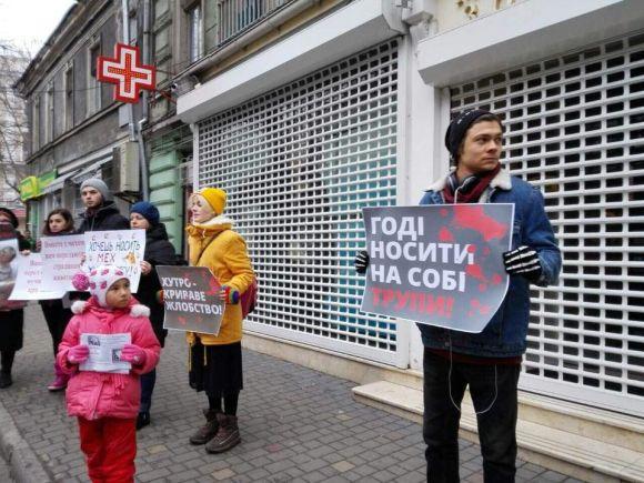 «Криваве жлобство» у Вінниці: активісти провели акцію проти хутряної промисловості, фото №1 на сайті 20minut.ua