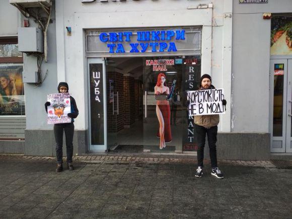 «Криваве жлобство» у Вінниці: активісти провели акцію проти хутряної промисловості, фото №15 на сайті 20minut.ua