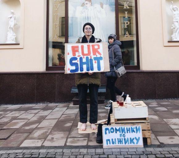 «Криваве жлобство» у Вінниці: активісти провели акцію проти хутряної промисловості, фото №13 на сайті 20minut.ua