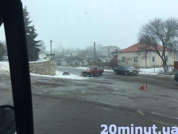 Через ДТП в Озерній в лікарню потрапили дві пасажирки "Жигулів" на сайті 20minut.ua Через ДТП в Озерній в лікарню потрапили дві пасажирки "Жигулів", фото №1 на сайті 20minut.ua