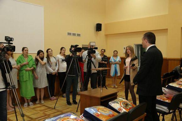 Що в "пакунках від мера", які дарують хмельничанкам в пологовому? на сайті vsim.ua Що в "пакунках від мера", які дарують хмельничанкам в пологовому?, фото №1 на сайті vsim.ua